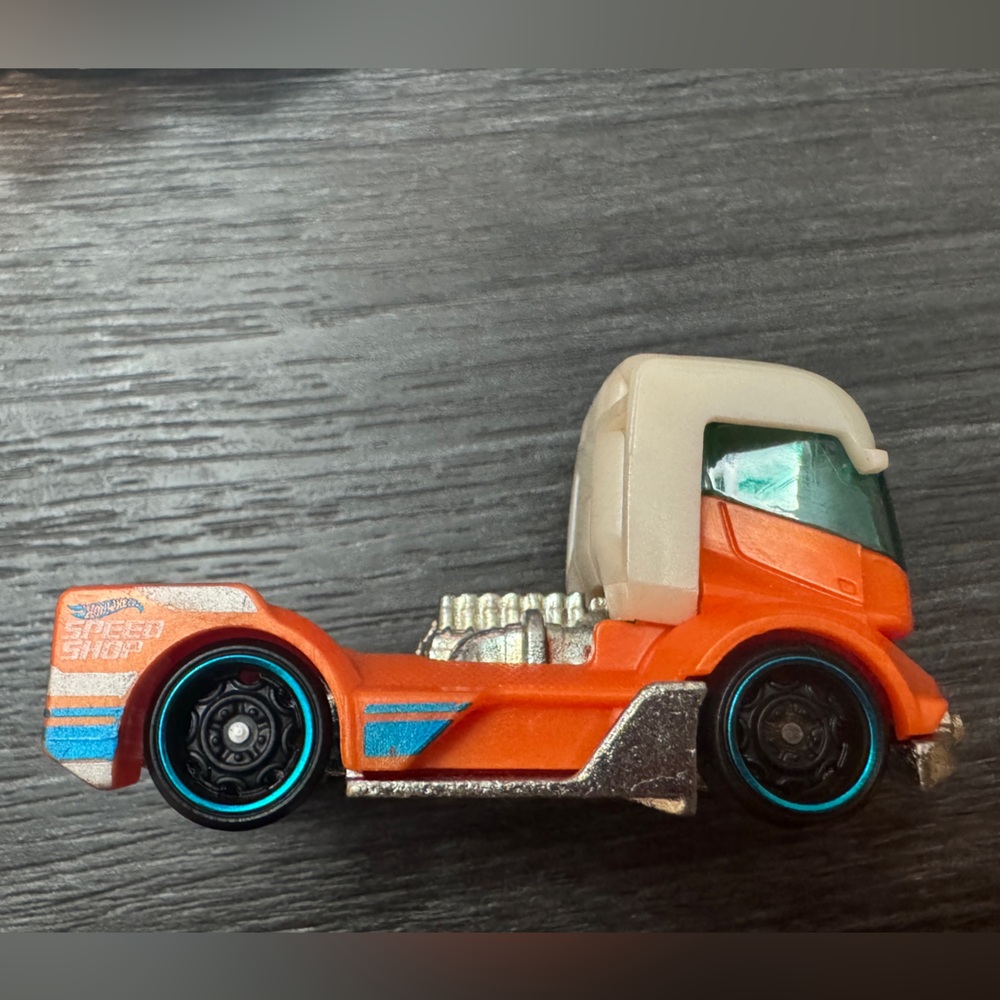 2016 HOT WHEELS HW RIG HEAT SPEED SHOP ORANGE 1:64 DIECAST 2 5/8" TRUCK W/ WHITE